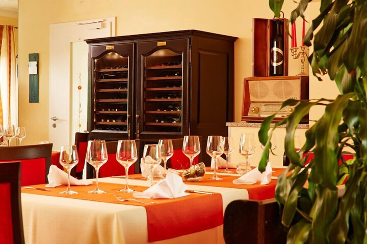 Dining 11 of 18