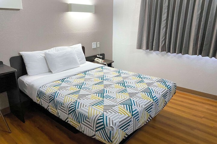 1 Queen Bed (14 of 14)