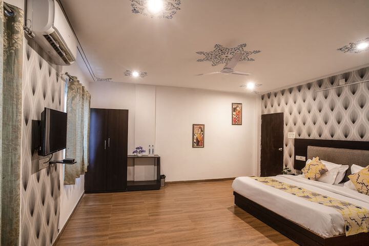 Room 7 of 33