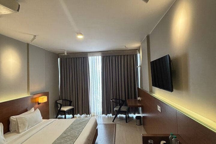 Room 5 of 9