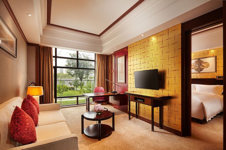 Room 4 of 61
