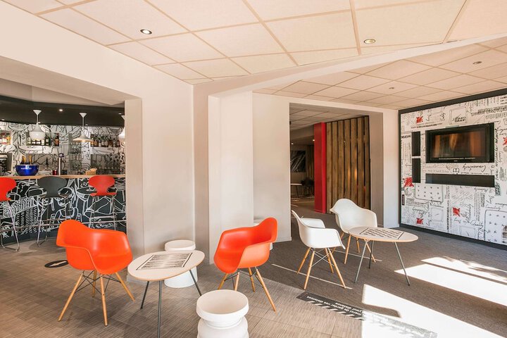 Lounge 106 of 134