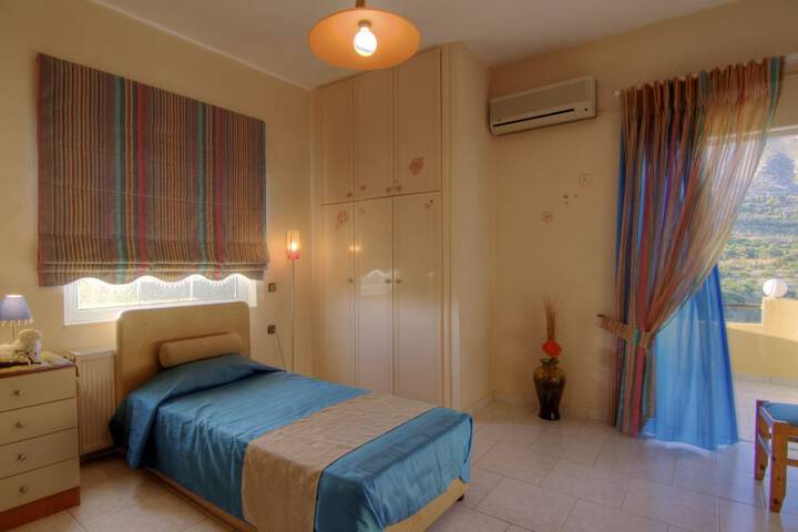 Room 3 of 74