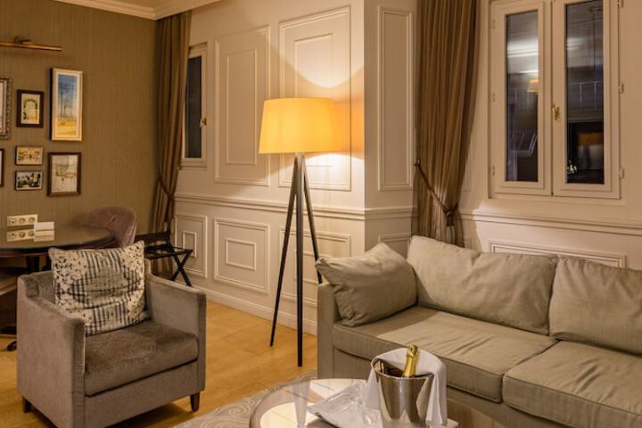 Room 28 of 49