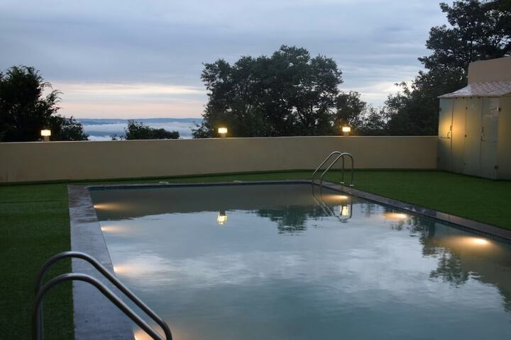 Pool 10 of 17