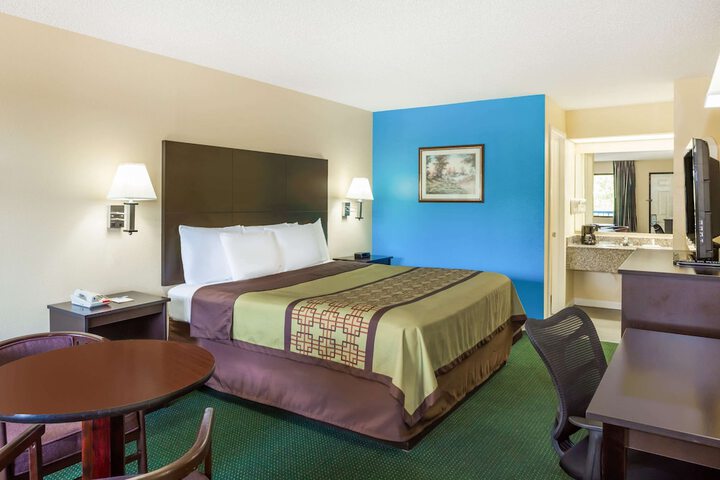 1 King Bed (3 of 11)