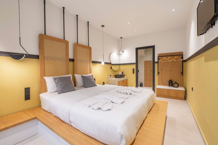 Room 4 of 74