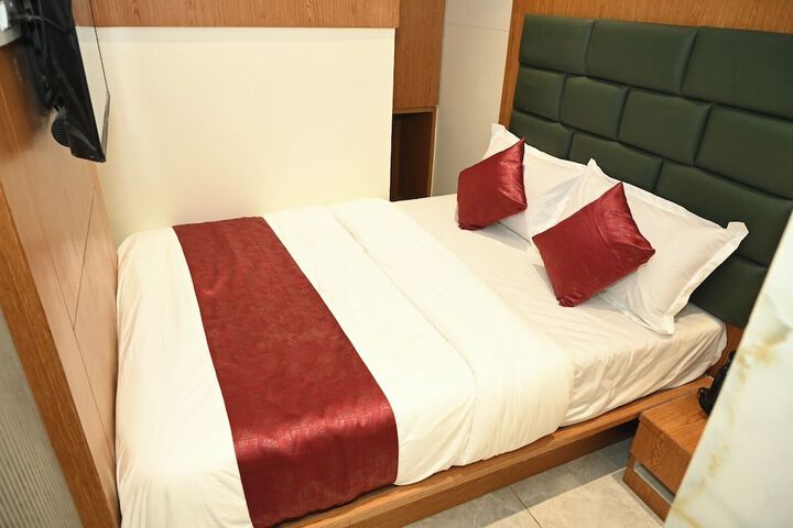 Room 5 of 16
