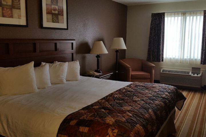 1 King Bed (6 of 17)