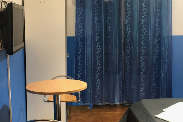 Room 4 of 9