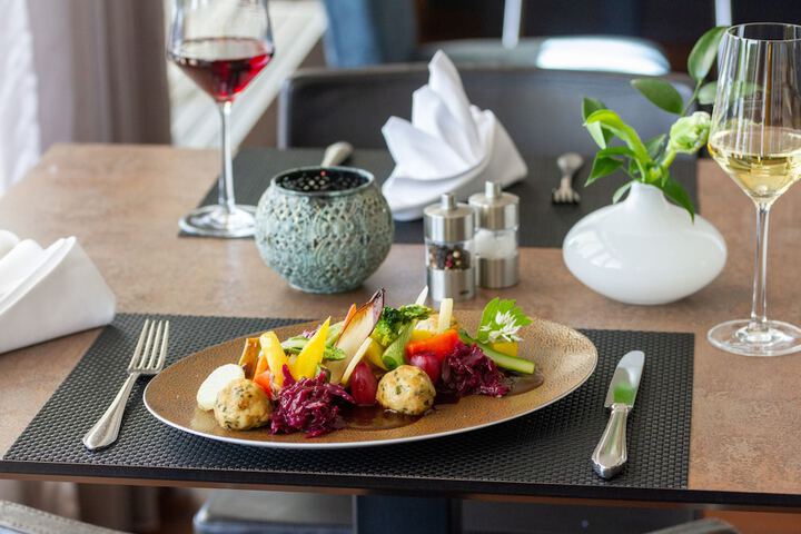 Dining 40 of 57