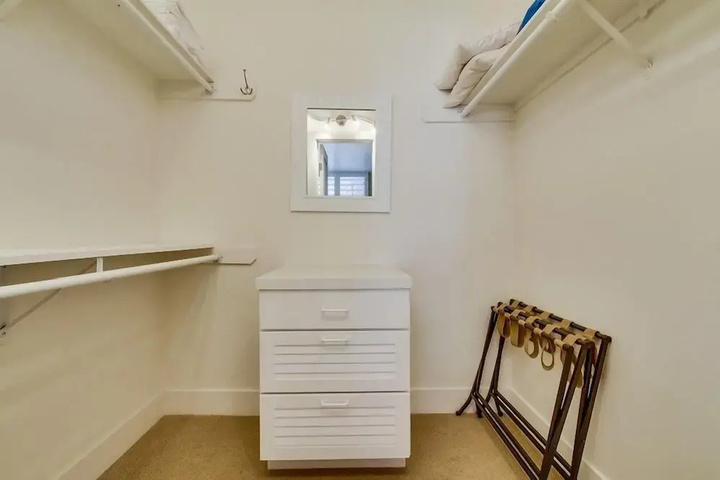 Room 4 of 23