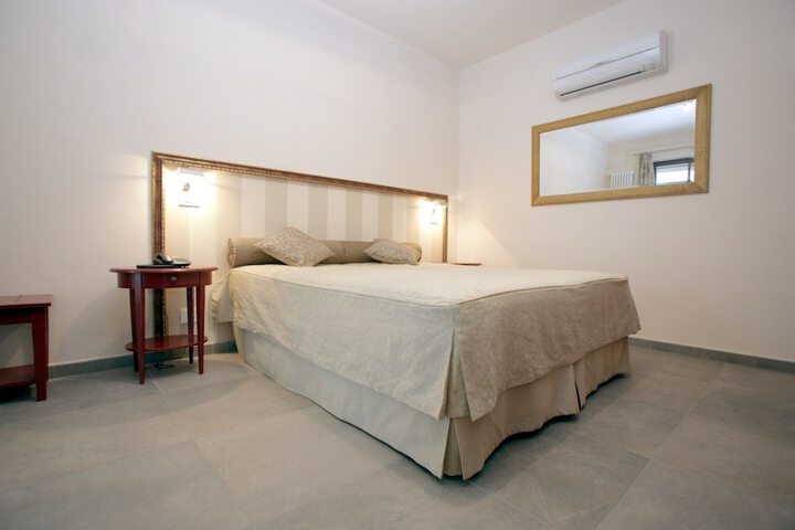 Room 8 of 11