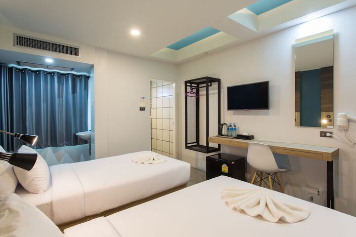 Room 32 of 76