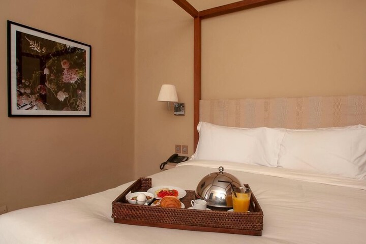 Room 2 of 10