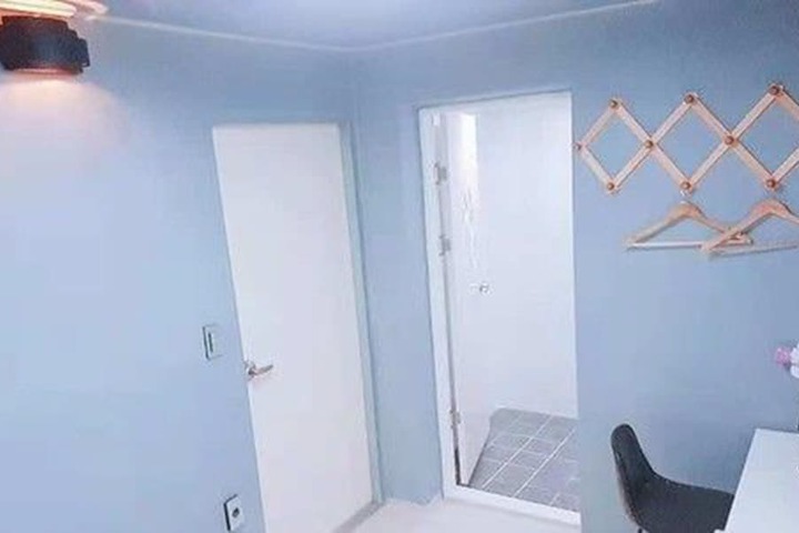Room 3 of 8