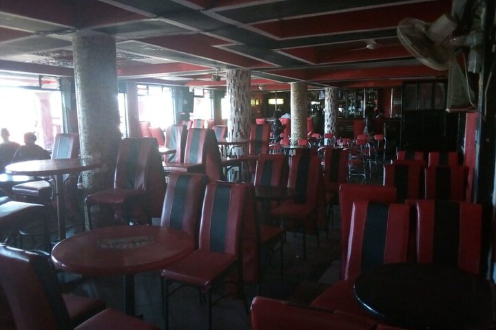 Lounge 12 of 14