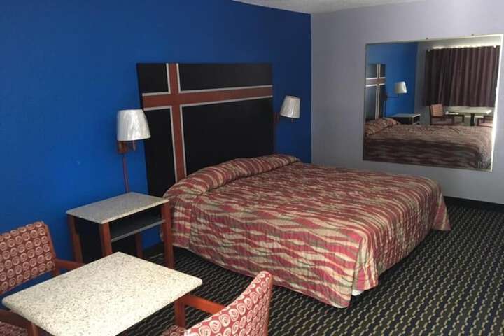 Room 6 of 10