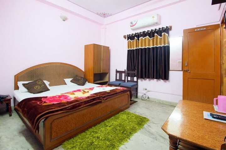Room 8 of 33