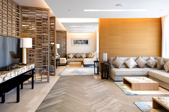 Lounge 143 of 176