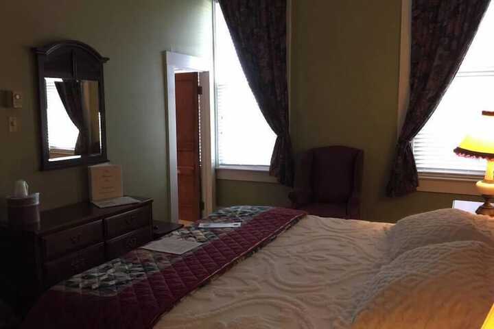 Standard Queen Bed Pet Friendly (5 of 5)