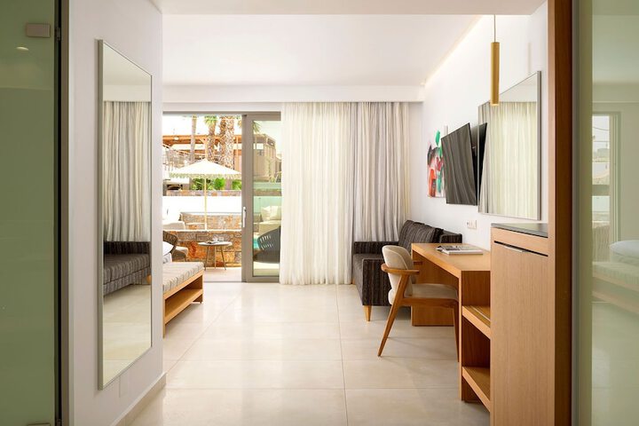 Room 12 of 160