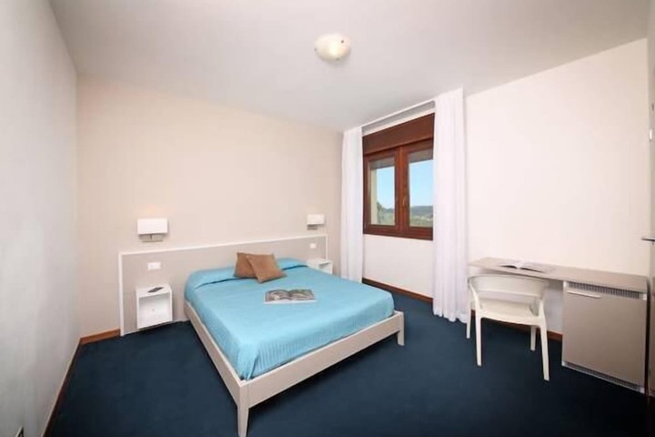 Room 4 of 32