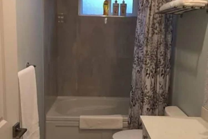 Room 10 of 16