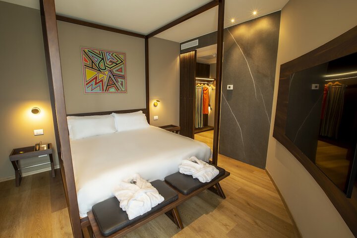 Room 27 of 106
