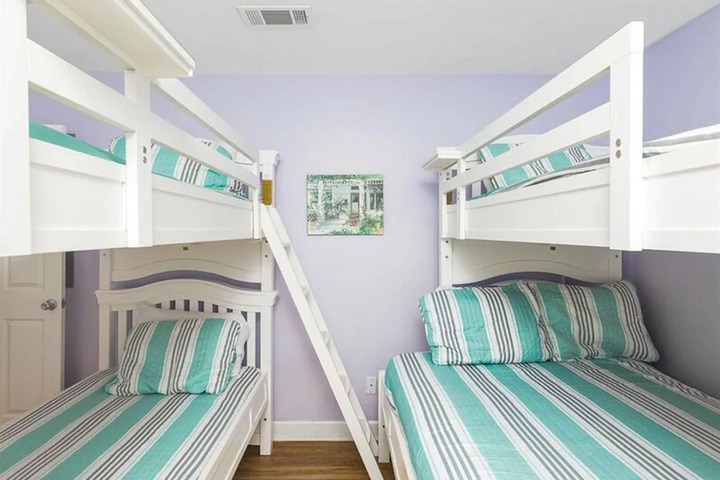 Room 6 of 10