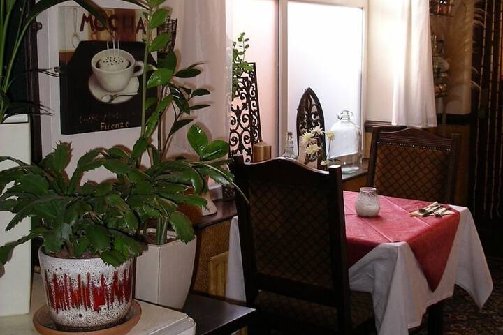 Dining 8 of 16