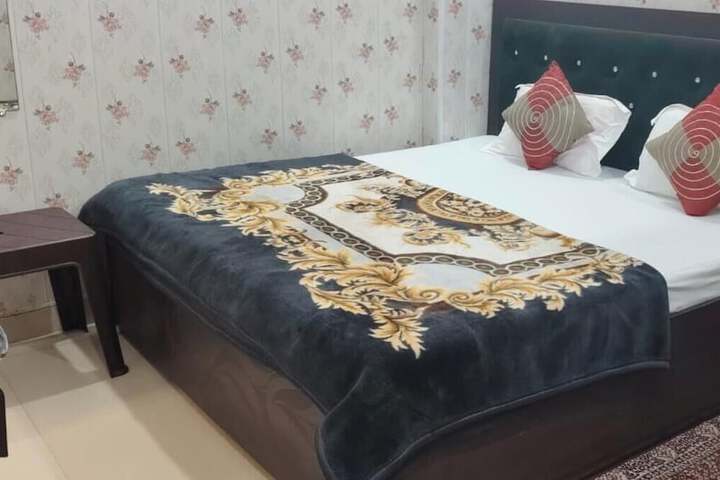 Room 6 of 13