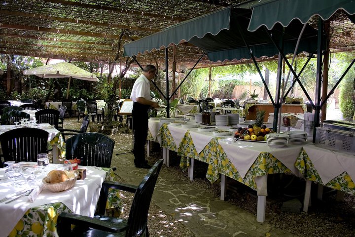 Dining 32 of 37