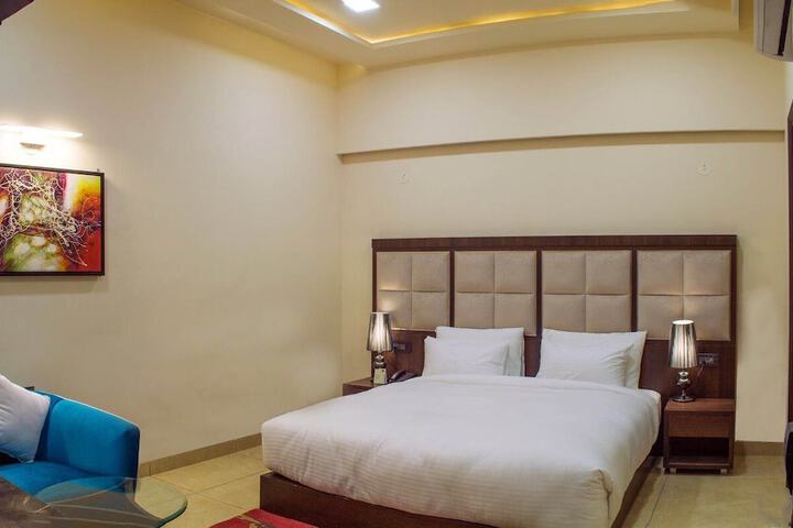 Room 4 of 10
