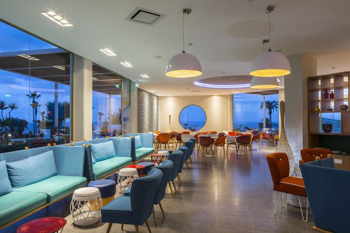 Lounge 110 of 120
