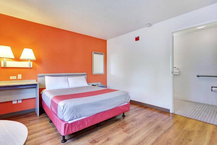 1 Queen Bed (11 of 19)