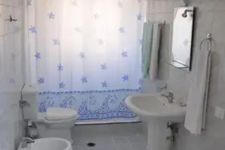 Room 8 of 12