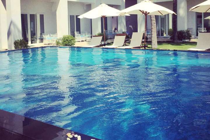 Hotel with Pool