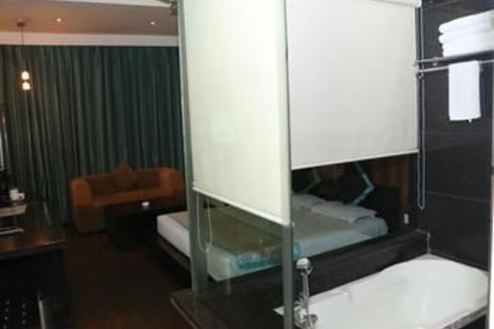 Room 10 of 27