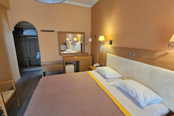 Room 16 of 46