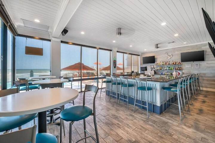 Poolside bar