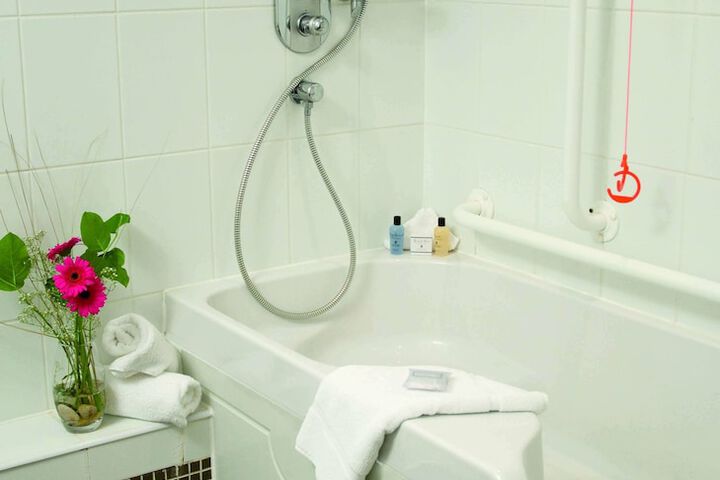 Deep soaking bathtub