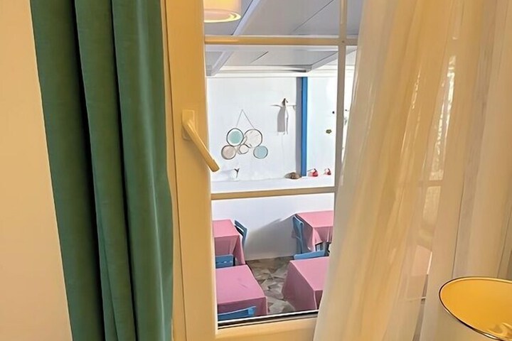 Room 18 of 33