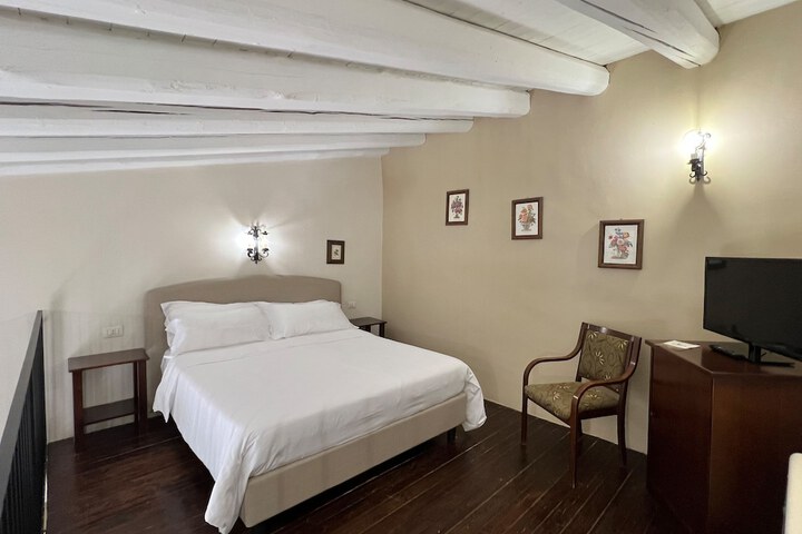 Room 8 of 38
