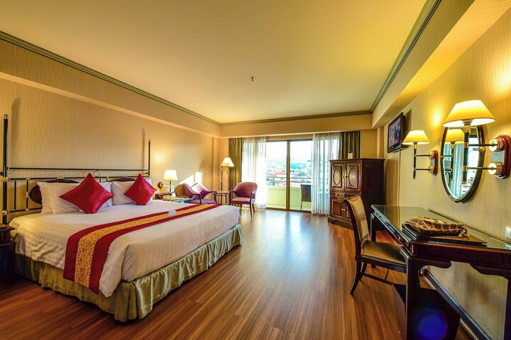 Room 34 of 143