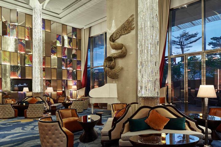 Lounge 97 of 127