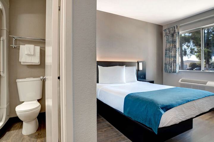 1 Queen Bed (5 of 10)