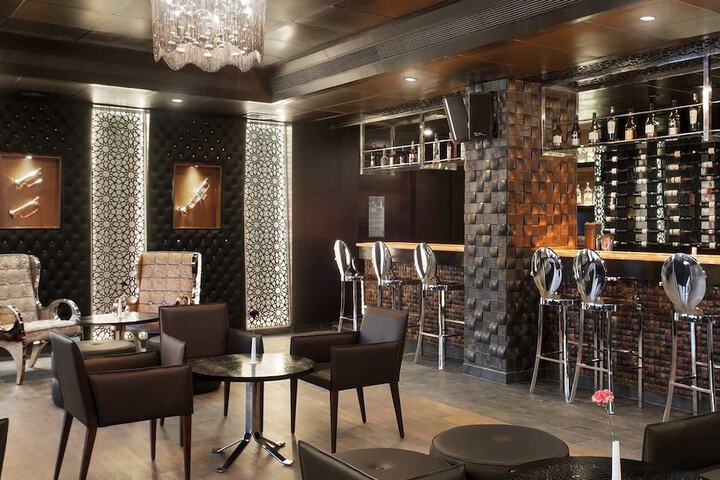 Lounge 39 of 75