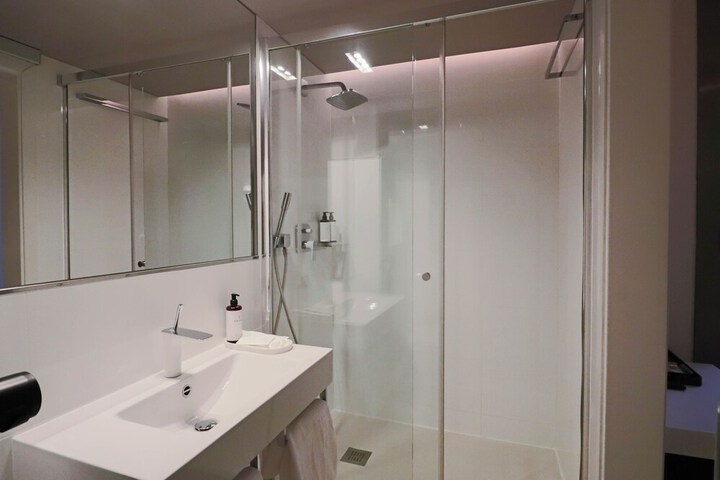 Room 42 of 70