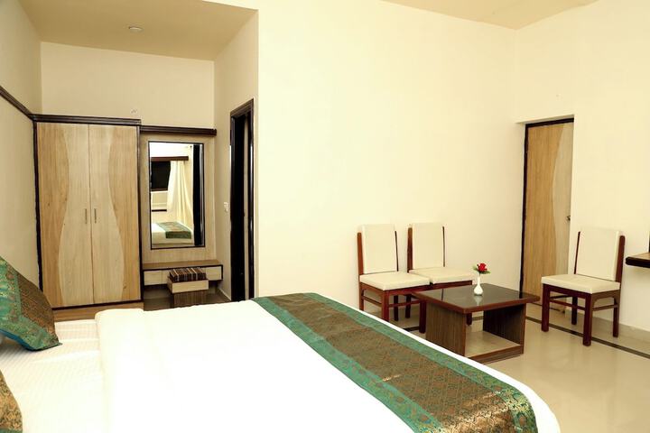 Room 4 of 7